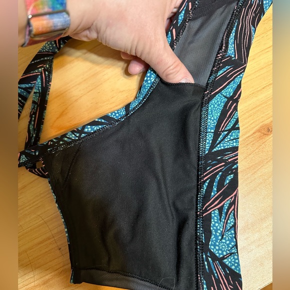 Lululemon Leaf Print Sports Bra in Black - Size 6 -Non Padded - Picture 12 of 13